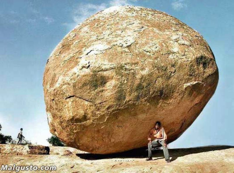 el turista y la piedra.jpg